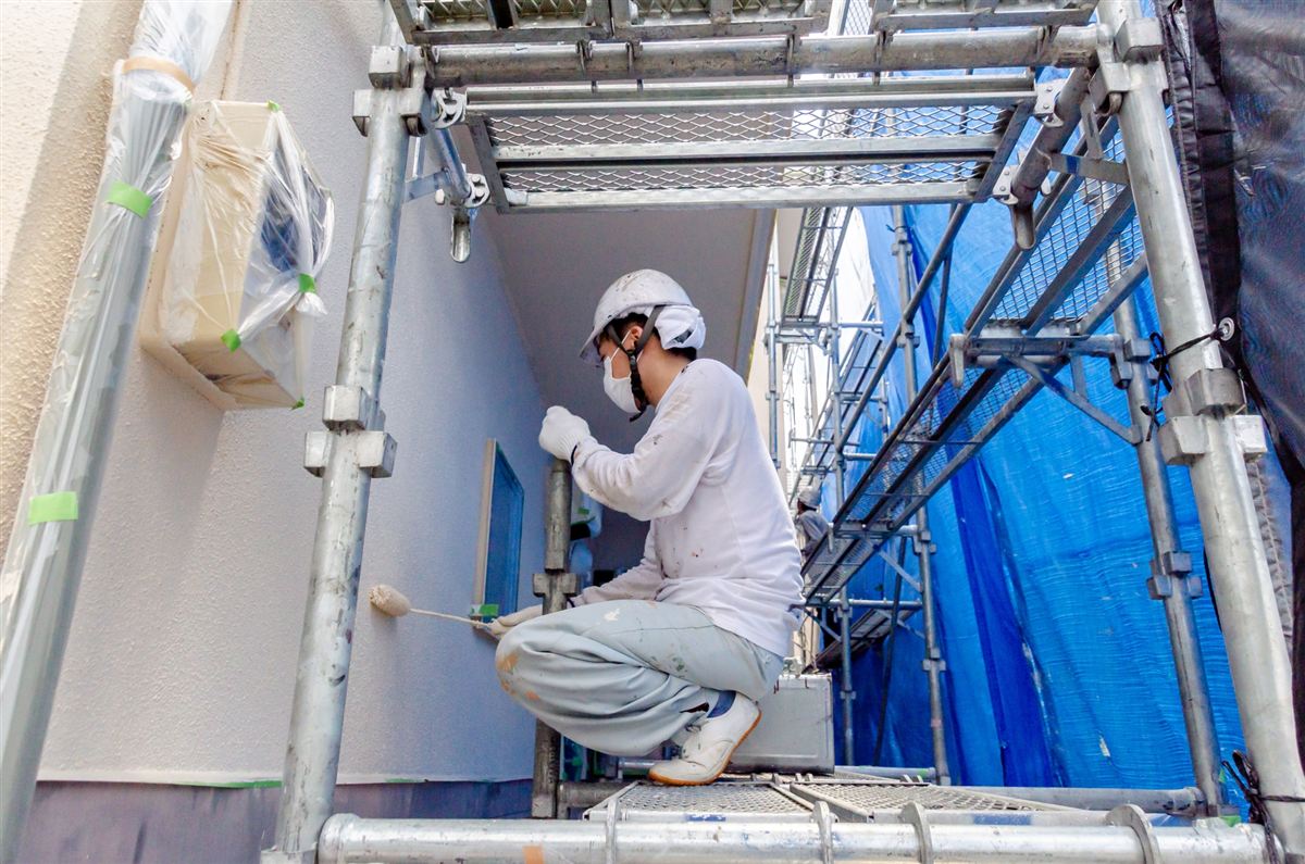 職人による手塗り施工の様子